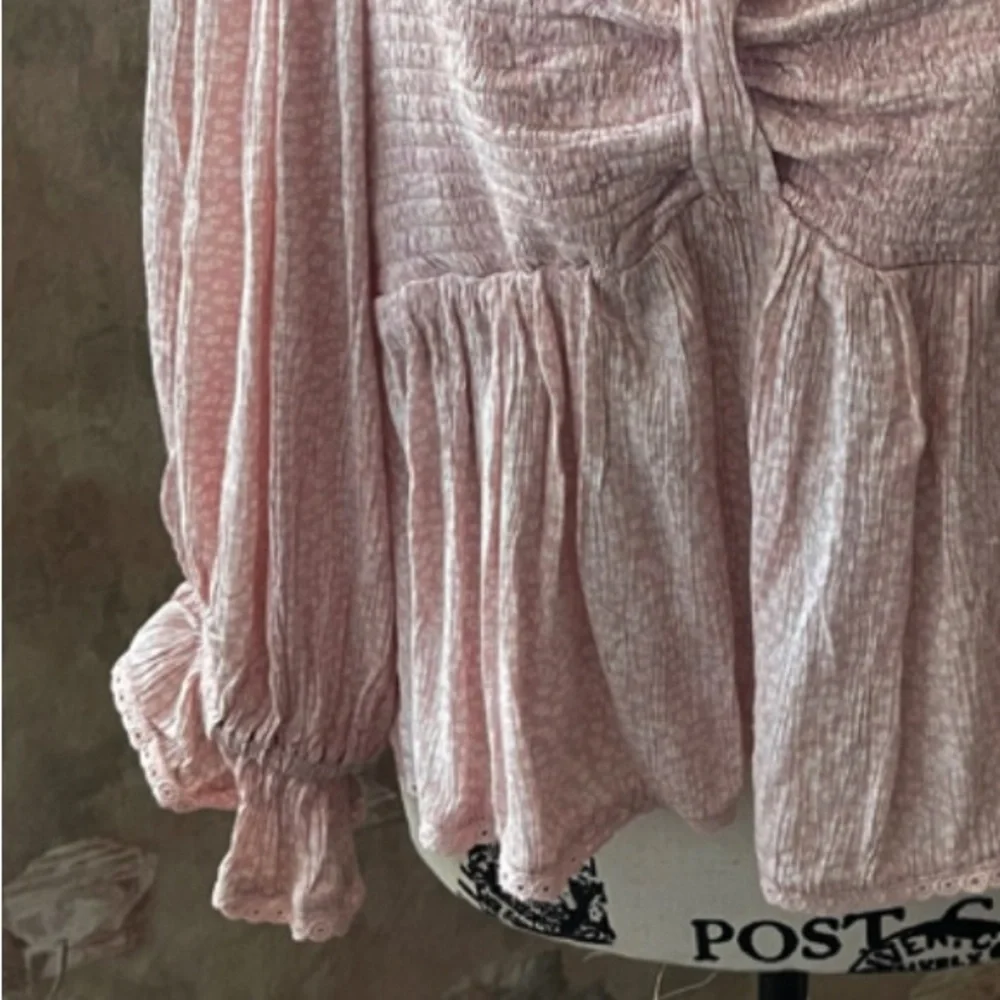 FREE PEOPLE BRITNEE SMOCKED FLORAL TOP LARGE PINK